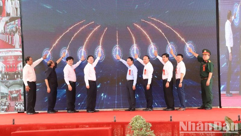 Lãnh đạo Bộ Nông nghiệp và Môi trường và tỉnh Đắk Lắk ấn nút khánh thành Cụm công trình đầu mối hồ chứa nước Krông Pách Thượng giai đoạn 1.