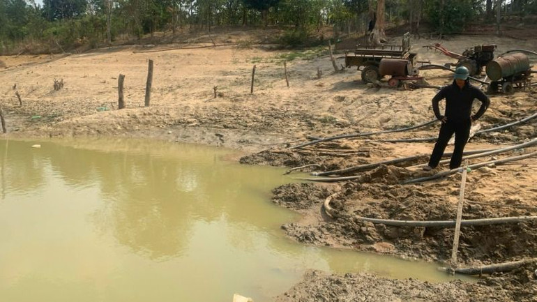 Công ty trách nhiệm hữu hạn một thành viên quản lý công trình thủy lợi Đắk Lắk cùng nhân dân huyện Lắk bơm nước chống hạn cho cây trồng. Công ty trách nhiệm hữu hạn một thành viên quản lý công trình thủy lợi Đắk Lắk cùng nhân dân huyện Lắk bơm nước chống hạn cho cây trồng.