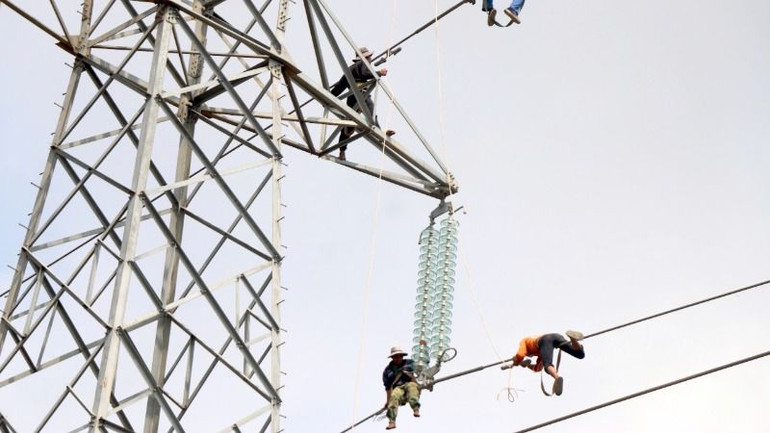 Những ngày này dù thời tiết khá nóng bức nhưng các kỹ sư, công nhân vẫn khẩn trương tháo dỡ, di dời trụ điện.