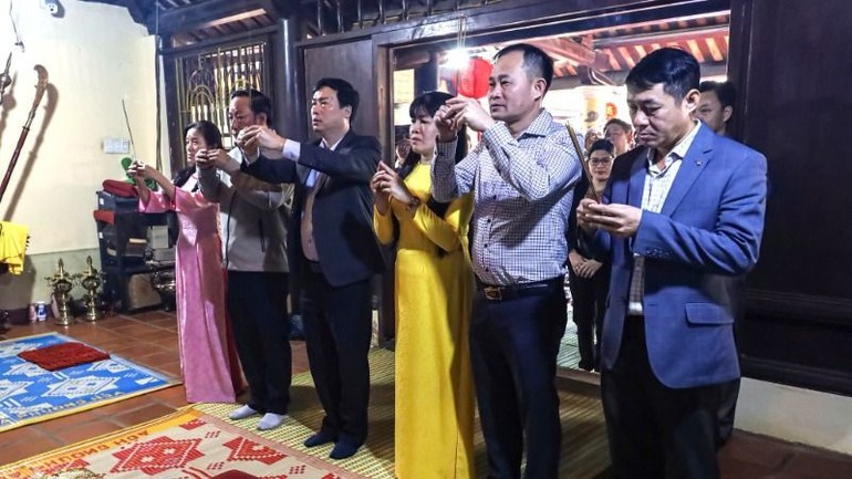 Các đại biểu dâng hương tưởng nhớ công ơn của bậc tiền hiền Phan Hộ, người đã có công lập làng, lập đình vào thuở sơ khai.