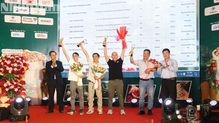 Ban tổ chức cuộc thi trao giải Nhất cho các đơn vị đạt Top 4 cà-phê đặc sản Arabica.