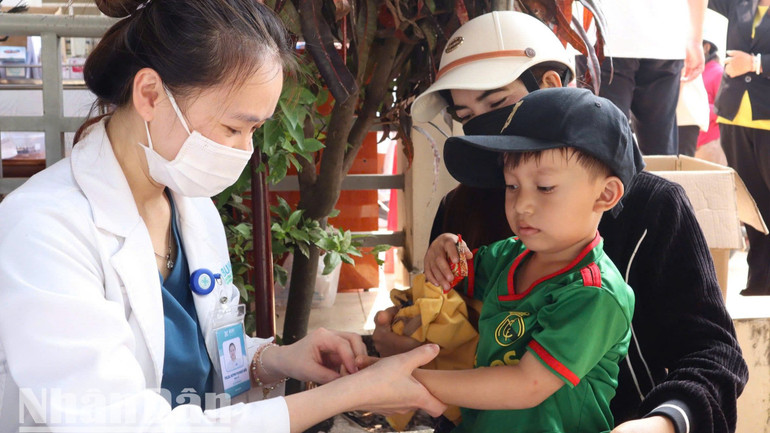 Bác sĩ đoàn thiện nguyện Bệnh viện Đại học Y Dược Buôn Ma Thuột thăm khám bệnh cho con em đồng bào dân tộc thiểu số xã Ea Trul.