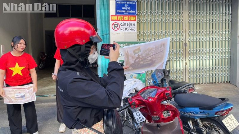 Bạn đọc tương tác với phụ san thông qua công nghệ thực tế ảo tăng cường (AR) hoặc trình chiếu 3D mapping.