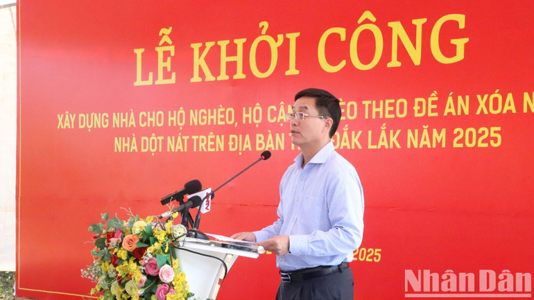Đồng chí Nguyễn Đình Trung, Ủy viên Trung ương Đảng, Bí thư Tỉnh ủy Đắk Lắk về dự và phát biểu tại lễ khởi công căn nhà đầu tiên xây dựng nhà ở cho hộ nghèo theo Đề án xóa nhà tạm bợ, nhà dột nát cho hộ nghèo trên địa bàn tỉnh trong năm 2025.