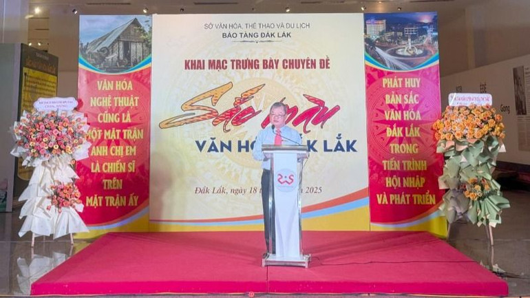 Giám đốc Bảo tàng Đắk Lắk phát biểu khai mạc trưng bày chuyên đề.