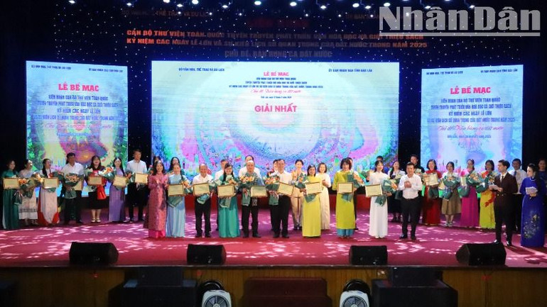 Ban Tổ chức Liên hoan trao giải cho các đoàn đạt giải Nhất Liên hoan.