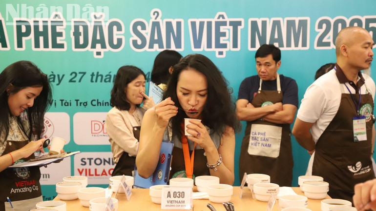 Một du khách trải nghiệm và thưởng thức cà-phê đặc sản.