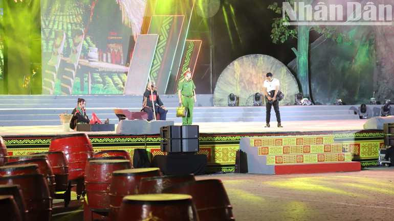 Một tiết mục tuyên truyền đồng bào dân tộc thiểu số không nghe lời kẻ xấu, cùng nhau đoàn kết để xây dựng cuộc sống ngày một phát triển và sự bình yên của Tây Nguyên.