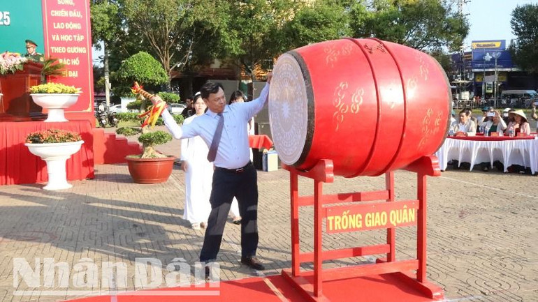 Chủ tịch Ủy ban nhân dân thành phố Buôn Ma Thuột Vũ Văn Hưng đánh hồi trống giao quân.