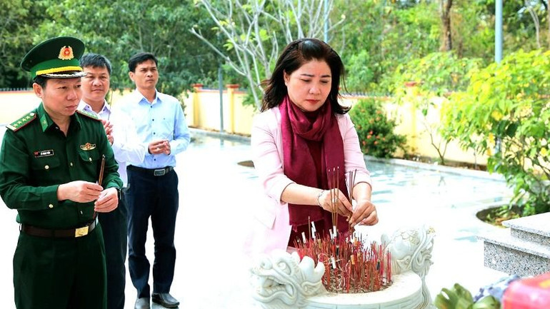 Đoàn công tác dâng hương tưởng niệm các anh hùng liệt sĩ tại Nhà bia ghi danh các anh hùng liệt sĩ Đồn Biên phòng Sêrêpốk.