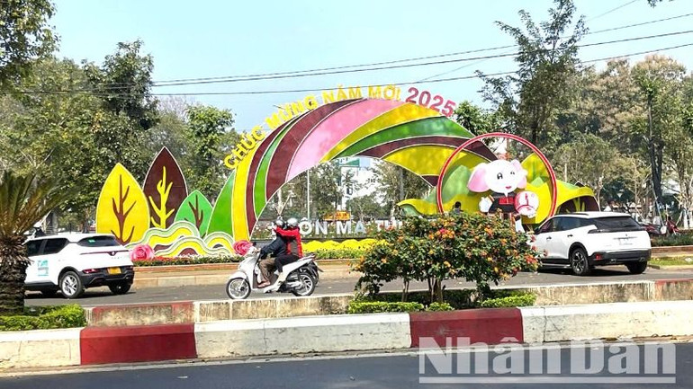 Nhiều khu vực trên địa bàn thành phố Buôn Ma Thuột được trang trí tạo không khí vui tươi, phấn khởi chào mừng Xuân Ất Tỵ 2025.