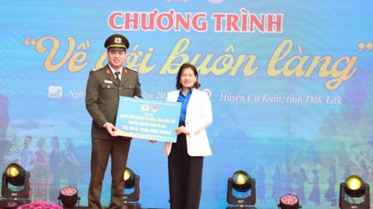Thượng tá Đồng Đức Vũ, Trưởng Ban Thanh niên Công an nhân dân trao bảng tượng trưng số tiền 535 triệu đồng hỗ trợ an sinh xã hội cho nhân dân huyện Cư Kuin.