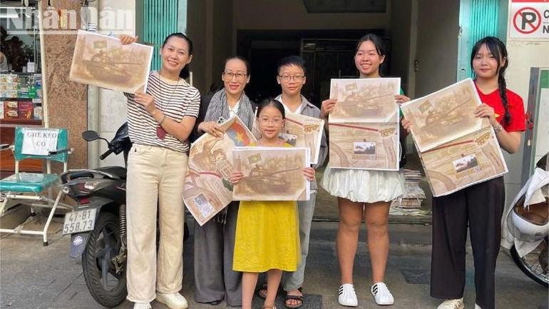 Bạn đọc ở Đắk Lắk nhận phụ san đặc biệt của Báo Nhân Dân kỷ niệm 50 năm Ngày giải phóng miền nam, thống nhất đất nước.