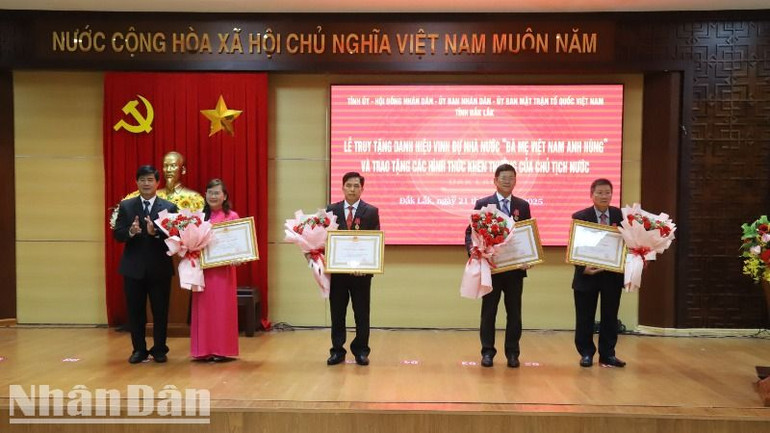 Thừa ủy quyền của Chủ tịch nước, quyền Chủ tịch Ủy ban nhân dân tỉnh Đắk Lắk trao tặng Huân chương Lao động hạng Nhì cho 4 cá nhân.