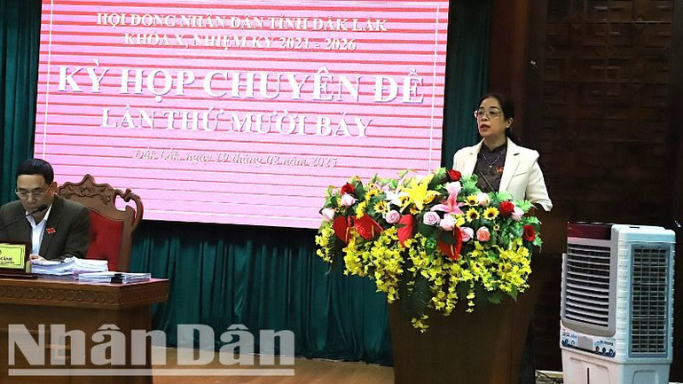 Phó Bí thư Thường trực Tỉnh ủy, Chủ tịch Hội đồng nhân dân tỉnh Đắk Lắk Huỳnh Thị Chiến Hòa phát biểu tại kỳ họp.