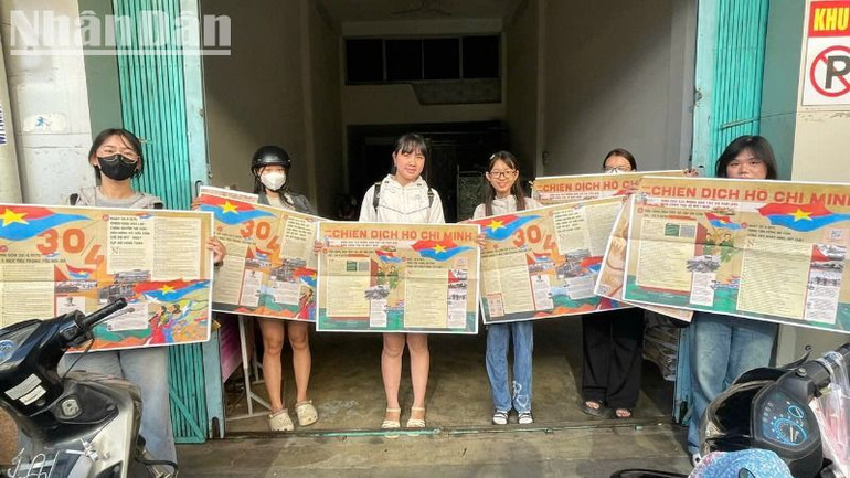 Các bạn trẻ rất hào hứng khi nhận phụ san đặc biệt của Báo Nhân Dân kỷ niệm 50 năm Ngày giải phóng miền nam, thống nhất đất nước.