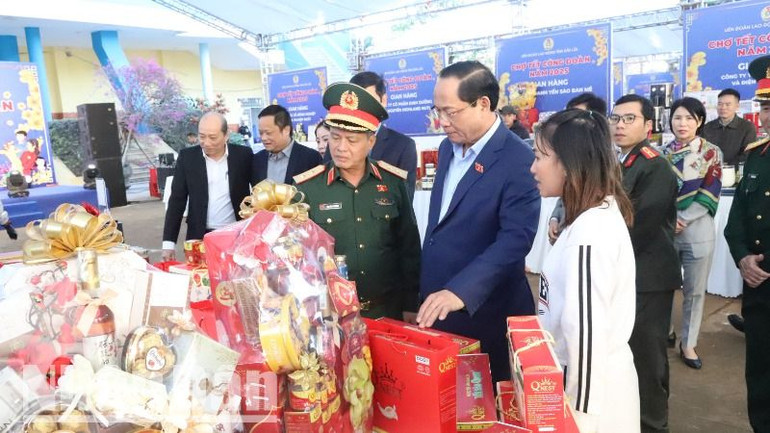 Phó Chủ tịch Quốc hội Trần Quang Phương thăm các gian hàng Chợ Tết công đoàn tại Chương trình “Tết sum vầy-Xuân ơn Đảng” do Liên đoàn Lao động tỉnh Đắk Lắk tổ chức. Phó Chủ tịch Quốc hội Trần Quang Phương thăm các gian hàng Chợ Tết công đoàn tại Chương trình “Tết sum vầy-Xuân ơn Đảng” do Liên đoàn Lao động tỉnh Đắk Lắk tổ chức.