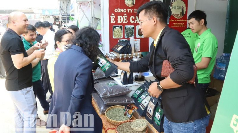 Công ty trách nhiệm hữu hạn Ê Đê CaFé, tỉnh Đắk Lắk sẵn sàng tham gia giới thiệu các sản phẩm của mình tại Hội chợ triển lãm chuyên ngành cà-phê và sản phẩm OCOP năm 2025.