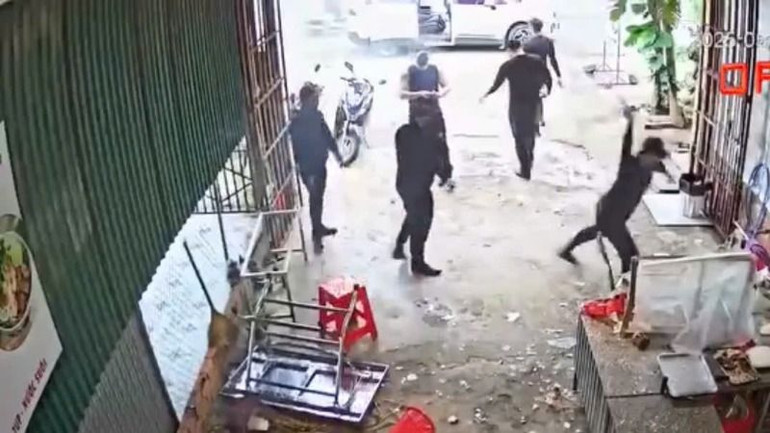 Sau khi đập phá quán và tạt sơn vào nhà ông Đại, các đối tượng ra xe bỏ đi. (Ảnh chụp từ clip) Sau khi đập phá quán và tạt sơn vào nhà ông Đại, các đối tượng ra xe bỏ đi. (Ảnh chụp từ clip)