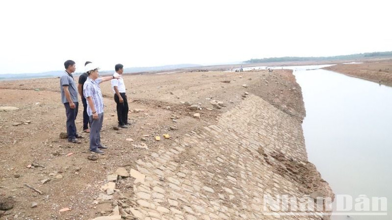 Lãnh đạo Công ty trách nhiệm hữu hạn một thành viên quản lý công trình thủy lợi Đắk Lắk kiểm tra và chỉ đạo công tác phòng chống hạn cho cây trồng trên địa bàn huyện Ea Súp. Lãnh đạo Công ty trách nhiệm hữu hạn một thành viên quản lý công trình thủy lợi Đắk Lắk kiểm tra và chỉ đạo công tác phòng chống hạn cho cây trồng trên địa bàn huyện Ea Súp.