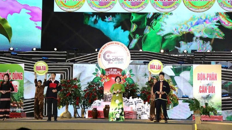 Phần thi Nhà nông xin chào đầy ấn tượng của đội Đắk Lắk.