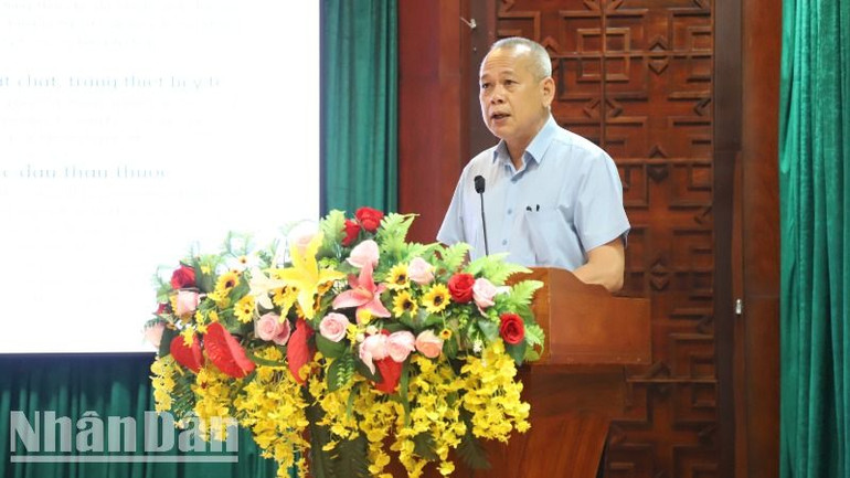 Giám đốc Sở Y tế tỉnh Đắk Lắk Nay Phi La báo cáo tổng hợp ý kiến, kiến nghị của các bệnh viện, cơ sở y tế trong tỉnh với Đoàn đại biểu Quốc hội tỉnh.