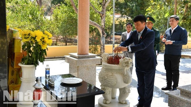 Đồng chí Y Thanh Hà Niê Kđăm và đoàn công tác dâng hương tưởng niệm các anh hùng liệt sĩ.