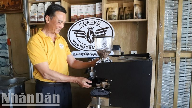 Không chỉ người trồng cà-phê mà người chế biến cà-phê cũng hết sức phấn khởi.