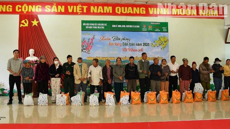 Đại diện Đồn Biên phòng Yok M’Bre và các đơn vị tặng quà người dân có hoàn cảnh khó khăn.