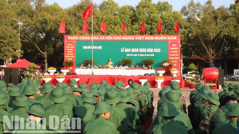 Quang cảnh buổi lễ giao, nhận quân tại thành phố Buôn Ma Thuột.