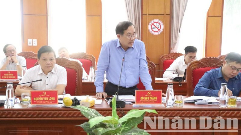 Các thành viên Đoàn kiểm tra trao đổi tại buổi làm việc.