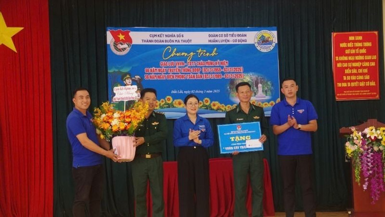 Chương trình giao lưu giữa Cụm kết nghĩa số 6 Thành đoàn Buôn Ma Thuột với cán bộ, chiến sĩ Tiểu đoàn Huấn luyện-Cơ động. Chương trình giao lưu giữa Cụm kết nghĩa số 6 Thành đoàn Buôn Ma Thuột với cán bộ, chiến sĩ Tiểu đoàn Huấn luyện-Cơ động.