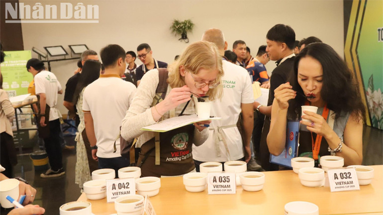 Các đại biểu dùng muỗng múc một ít cà-phê đặc sản rồi đưa lên miệng và hít một hơi thật sâu để thưởng thức.