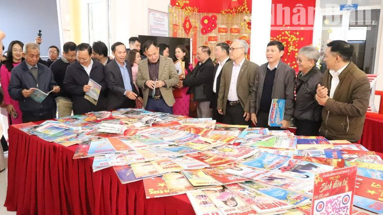 Các đại biểu tham quan gian trưng bày các ấn phẩm báo Xuân.