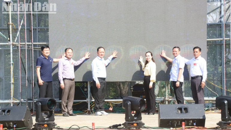 Các đại biểu thực hiện nghi thức khai mạc ngày hội.