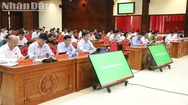 Các đại biểu dự kỳ họp.