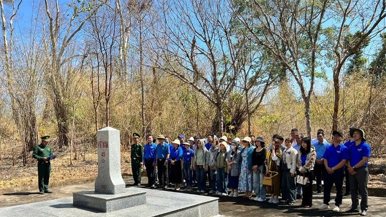 Đồn Biên phòng Sêrêpốk phối hợp các đơn vị tổ chức thăm quan và tìm hiểu cột mốc biên giới. Đồn Biên phòng Sêrêpốk phối hợp các đơn vị tổ chức thăm quan và tìm hiểu cột mốc biên giới.