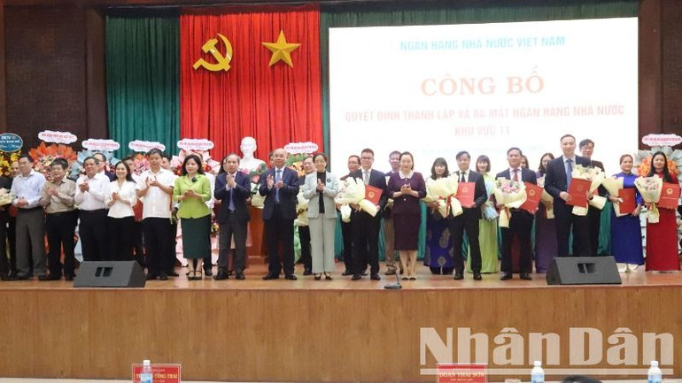 Lãnh đạo Ngân hàng Nhà nước và lãnh đạo các tỉnh Tây Nguyên chụp hình chụp hình lưu niệm với Ban Giám đốc và lãnh đạo các phòng của Ngân hàng Nhà nước Khu vực 11.