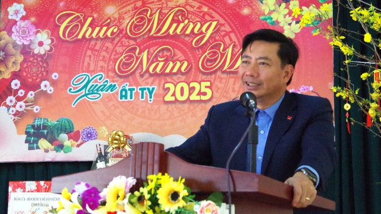 Đồng chí Nguyễn Thượng Hải, Ủy viên Ban Thường vụ Tỉnh ủy, Trưởng ban Tổ chức Tỉnh ủy Đắk Lắk chúc Tết cán bộ, chiến sĩ Tiểu đoàn Huấn luyện-Cơ động, Bộ đội Biên phòng tỉnh Đắk Lắk.