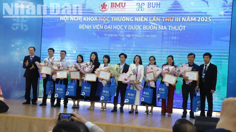 Lãnh đạo Bệnh viện Đại học Y Dược Buôn Ma Thuột trao giấy chứng nhận và hoa, quà cảm ơn các nhà tài trợ cho hội nghị.