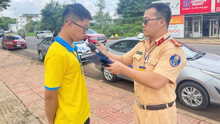 Các thí sinh được kiểm tra nồng độ cồn trước khi bước vào thi sát hạch.