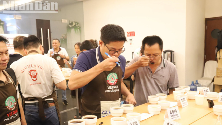 Các đại biểu có thể thưởng thức cà-phê đặc sản bằng cách dùng muỗng múc cà-phê để thưởng thức.