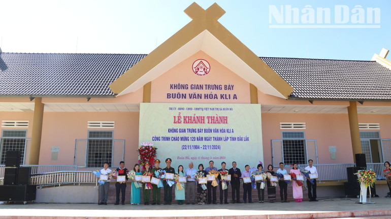 Thị ủy Buôn Hồ biểu dương, khen thưởng cho các tập thể và cá nhân có thành tích xuất sắc trong việc học tập và làm theo Bác năm 2024. Thị ủy Buôn Hồ biểu dương, khen thưởng cho các tập thể và cá nhân có thành tích xuất sắc trong việc học tập và làm theo Bác năm 2024.