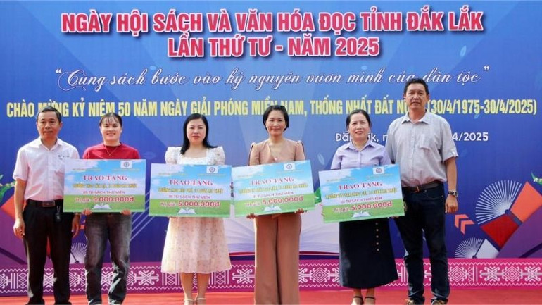 Các đơn vị tài trợ tặng tủ sách cho các trường học trên địa bàn tỉnh.