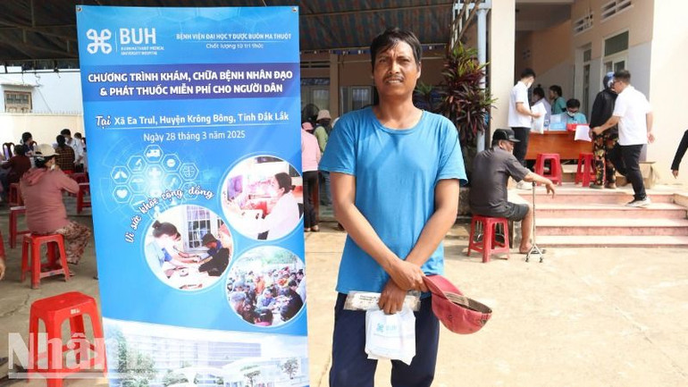 Đồng bào dân tộc thiểu số xã Ea Trul hết sức phấn khởi khi được tham gia khám, chữa bệnh miễn phí ngay tại địa phương..