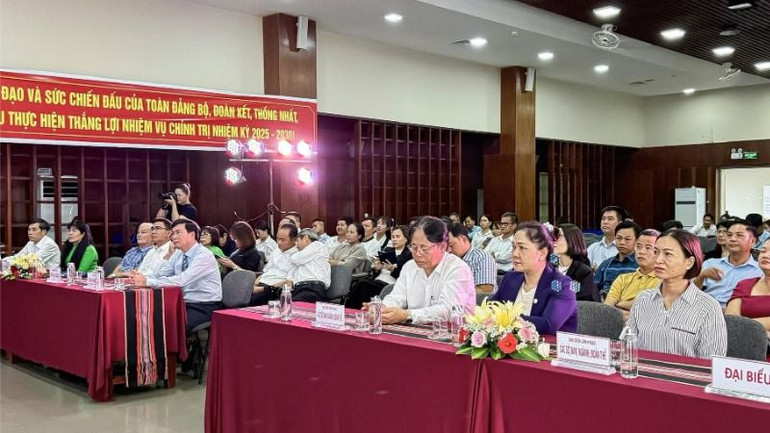 Các đại biểu dự chương trình.