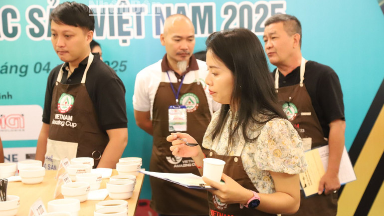 Các đại biểu và du khách hết sức ngỡ ngàng trước hàng loạt mẫu cà-phê đặc sản.