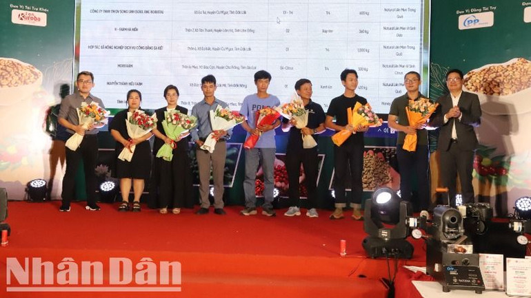 Ban tổ chức cuộc thi tặng hoa chúc mừng các đơn vị đạt Top 10 cà-phê đặc sản Robusta.