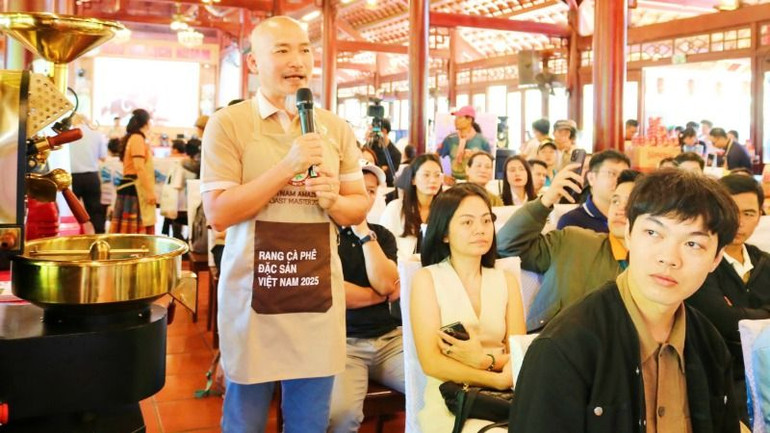 Một người yêu và đam mê cà-phê đặt câu hỏi với các diễn giả.