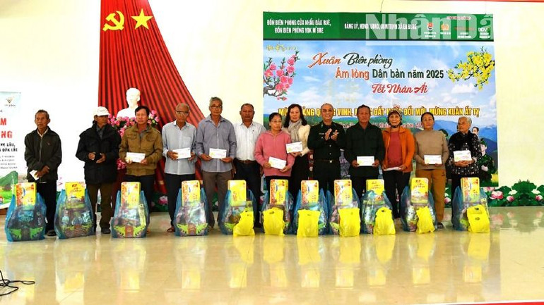Đại diện lãnh đạo Bộ Chỉ huy Bộ đội Biên phòng tỉnh Đắk Lắk và huyện Ea Súp tặng quà các gia đình có hoàn cảnh khó khăn.